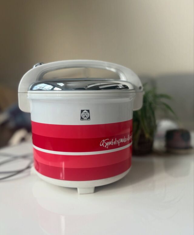 とうとうGetした、保温専用ジャー。
めちゃ昭和レトロ感がカワイイくて何気に気に入ってる♡

もちろん、普段食べてる　#酵素玄米 のために🍚

普段は、圧力鍋で炊いた玄米を炊飯器に移していたんですが、保温ジャーなら容量も多く保温しっぱなしでも切れることがないからほんと使い勝手いい😍

これで酵素玄米生活さらに楽しめます♡

そんな感じで、ちょっとふと思い立って今週は七号食生活してみよっかなと考えている。

Q. 七号食とは……10日間、玄米(梅と胡麻塩はOK)だけを食すデトックス食

🚩こちらもChizuki fastingの、サポートプランにございます。

ちなみにスーパーフードの🌾「玄米」の解毒効果って凄まじいんですよ。
長崎原爆の被曝からの回復の速さも有名。

酵素ドリンクのみの、通常の断食はちょっと辛いし怖いなーという方のために、ご用意しているプランで、サポートメッセージの内容も異なり 玄米のことやマクロビの知識がしっかりと得られるサポートになっています。

グループサポートの場合は1週間で行い酵素ファスティングの方とZoomは一緒に入っていただきます。

興味ある方はウェブサイトに詳細ございます。
リピーター様も大歓迎♡

@chizuki_fasting 

次回のグループファスティングは12月の新月🌑

✴︎

🌙＿＿＿3ヶ月に一回実施中！＿＿＿＿

＼辛くないオンライン断食道場／
@chizuki_fasting 
＿＿＿＿＿＿＿＿＿＿＿＿＿＿＿＿＿＿＿
※ 🉐 半額モニターは先着３名

デトックスパワーが高まる
🌙新月に行うグループファスティング

■ 酵素ドリンクで行う3日間のファスティング
【 準備/断食/回復・各3日間 】

■ 玄米だけで過ごすリセット食
【 7号食プラン・1 week〜10 days】
7号食プランの方は、1週間から可能です。
厳密には本来10日間で行うものですが、スケジュールの確保も難しいと思いますので、最低7日間玄米のみの生活が確保できれば、ぜひ。

✴︎

✴︎

　近日開催イベント 
　　　➖
　
◾︎ モビリティトレーニング/ フィットイージー広陵店
10月4.11.18.25(土) 10:30-11:15
10/3(金)20:15-21:00
10/24(金)20:15-21:15コラボイベント
⇧
参加したい方、DMください。
／非会員でも体験一回無料＼

✴︎

◾︎ モビリティトレーニング　1500円
10/23(水)10:00-10:45　シンススタジオ/ 大和高田市

✴︎

🏝️沖縄出張開催
◾︎ ミネラル発酵ドリンクワークショップ
11/2(日)11:00〜12:30
浦添市

✴︎

◾︎ 11/12(水)10:00
柿で作る発酵ドリンクワークショップ
＋ヴィーガンランチ会
広陵町

✴︎

◾︎ モビリティ×麹カレーランチ　2500円
11/10(日) 10:00- / 11:00- studio+ cafe flat 王寺

✴︎

◼︎ 水とミネラルのビジネスセミナー　無料
10/16(木) 13:00〜
大和高田市

⁡
✴︎
 

【 定期開催イベント 】

ファスティング健康おはなしセミナー
酵素玄米ランチ会
麹発酵調味料ワークショップ
発酵ドリンクワークショップ
水とミネラルのおはなし会
モビリティトレーニング
究極のギルトフリーヴィーガンスイーツ販売
使える英会話レッスン
パーソナルカラー診断
etc…

.

#𝑓𝑎𝑠𝑡𝑖𝑛𝑔 #𝑝𝑙𝑎𝑛𝑡𝑏𝑎𝑠𝑒𝑑 #𝑓𝑎𝑠𝑡𝑖𝑛𝑔𝑓𝑜𝑟ℎ𝑒𝑎𝑙𝑡ℎ #𝑓𝑎𝑠𝑡𝑖𝑛𝑔𝑓𝑜𝑟𝑤𝑒𝑖𝑔ℎ𝑡𝑙𝑜𝑠𝑠 #𝑓𝑎𝑠𝑡𝑖𝑛𝑔𝑑𝑖𝑒𝑡 #𝑓𝑎𝑠𝑡𝑖𝑛𝑔𝑎𝑑𝑣𝑖𝑠𝑜𝑟 #𝑘𝑒𝑡𝑜𝑑𝑖𝑒𝑡 #𝑚𝑎𝑐𝑟𝑜𝑏𝑖𝑜𝑡𝑖𝑐  #食事管理 #グループファスティング #グループ断食 #ファスティング #ファスティング指導 #ファスティング資格 #ダイエット指導 #断食 #断食指導士 #予防医学 #酵素玄米 #デトックス #健康オタク #解毒 #ミネラル #ミネラル発酵ドリンク #新月ファスティング #久米島酵素 #酵素ファスティング #モビリティ