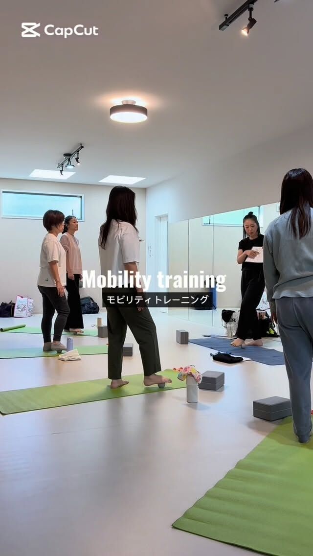 @since_studio_nara さんで２回目のイベント。

モビリティトレーニングのレッスンさせていただきました♡

「モビリティトレーニング」って、なに？って聞かれますが、

日常動作の基礎となる動きの練習

動けるカラダ、疲れないカラダの使い方を身につける可動性アップのエクササイズ。

どなたにも必要な、ベースとなるトレーニングなので、スポーツをされる方も日頃運動不足の方にもおすすめ。

簡単なほぐしとストレッチ、体幹強化とモビリティチャレンジ動作など、ちょっと頭を使う脳トレ要素も組み込み、ゲーム感覚で楽しくレッスンします！

もちろんレッスンの終わりには、食や健康のお話もさせていただいています。
質問も大歓迎。

なんでも聞いてくださいね。

◾︎ ファスティングサポートのオプションにもオンラインのレッスンがございます。
プライベートサポートプランにはあなたに合ったカスタマイズのレッスンとおすすめのエクササイズをフィードバック。

✴︎

次回のグループファスティングは12月の新月🌑

✴︎

🌙＿＿＿3ヶ月に一回実施中！＿＿＿＿

＼辛くないオンライン断食道場／
@chizuki_fasting 
＿＿＿＿＿＿＿＿＿＿＿＿＿＿＿＿＿＿＿
※ 🉐 半額モニターは先着３名

デトックスパワーが高まる
🌙新月に行うグループファスティング

■ 酵素ドリンクで行う3日間のファスティング
【 準備/断食/回復・各3日間 】

■ 玄米だけで過ごすリセット食
【 7号食プラン・1 week〜10 days】
7号食プランの方は、1週間から可能です。
厳密には本来10日間で行うものですが、スケジュールの確保も難しいと思いますので、最低7日間玄米のみの生活が確保できれば、ぜひ。

本気の人のみ本気でサポートします。

✴︎

✴︎

　近日開催イベント 
　　　➖

　
◾︎ モビリティトレーニング/ フィットイージー広陵店

※10/22(水)20:15-21:00 ← 代行で急遽決定※

10月4.11.18.25(土) 10:30-11:15
10/3(金)20:15-21:00
10/24(金)20:15-21:15コラボイベント
⇧
参加したい方、DMください。
／非会員でも体験一回無料＼

✴︎

🏝️沖縄出張開催
◾︎ ミネラル発酵ドリンクワークショップ
11/2(日)11:00〜12:30
浦添市

✴︎

◾︎ 11/12(水)10:00
柿で作る発酵ドリンクワークショップ
＋ヴィーガンランチ会
広陵町

✴︎

◾︎ モビリティ×麹カレーランチ　2500円
11/10(日) 10:00- / 11:00- studio+ cafe flat 王寺

✴︎

◼︎ 水とミネラルのビジネスセミナー　無料
11/8(土)13:00 法隆寺
11/13(木)10:30 大和高田
11/16(日)11:00 法隆寺

⁡
✴︎
 

【 定期開催イベント 】

ファスティング健康おはなしセミナー
酵素玄米ランチ会
麹発酵調味料ワークショップ
発酵ドリンクワークショップ
水とミネラルのおはなし会
モビリティトレーニング
究極のギルトフリーヴィーガンスイーツ販売
使える英会話レッスン
パーソナルカラー診断
etc…

.

#𝑓𝑎𝑠𝑡𝑖𝑛𝑔 #𝑝𝑙𝑎𝑛𝑡𝑏𝑎𝑠𝑒𝑑 #𝑓𝑎𝑠𝑡𝑖𝑛𝑔𝑓𝑜𝑟ℎ𝑒𝑎𝑙𝑡ℎ #𝑓𝑎𝑠𝑡𝑖𝑛𝑔𝑓𝑜𝑟𝑤𝑒𝑖𝑔ℎ𝑡𝑙𝑜𝑠𝑠 #𝑓𝑎𝑠𝑡𝑖𝑛𝑔𝑑𝑖𝑒𝑡 #𝑓𝑎𝑠𝑡𝑖𝑛𝑔𝑎𝑑𝑣𝑖𝑠𝑜𝑟 #𝑘𝑒𝑡𝑜𝑑𝑖𝑒𝑡 #𝑚𝑎𝑐𝑟𝑜𝑏𝑖𝑜𝑡𝑖𝑐  #食事管理 #グループファスティング #グループ断食 #ファスティング #ファスティング指導 #ファスティング資格 #ダイエット指導 #断食 #断食指導士 #予防医学 #酵素玄米 #デトックス #健康オタク #解毒 #ミネラル #ミネラル発酵ドリンク #新月ファスティング #久米島酵素 #酵素ファスティング #モビリティ